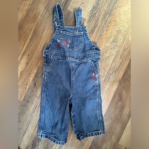 Baby Gap Jean overalls. Soo cute! Size 6-12 months EUC!